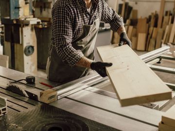 Menuisier travaillant le bois sur mesure